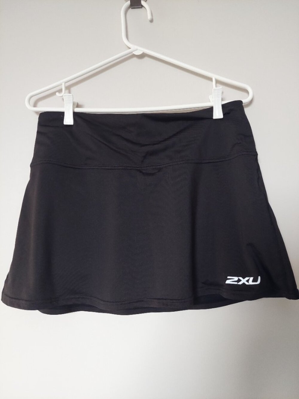 2XU Women's M Running Skort with with rear storage pockets Black